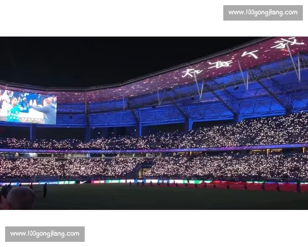 上海德比战前双响炮:神秘嘉宾献唱国歌,八万人球场将现史诗级 TIFO 上海德比战前双响炮:神秘嘉宾献唱国歌,八万人球场将现史诗级 TIFO